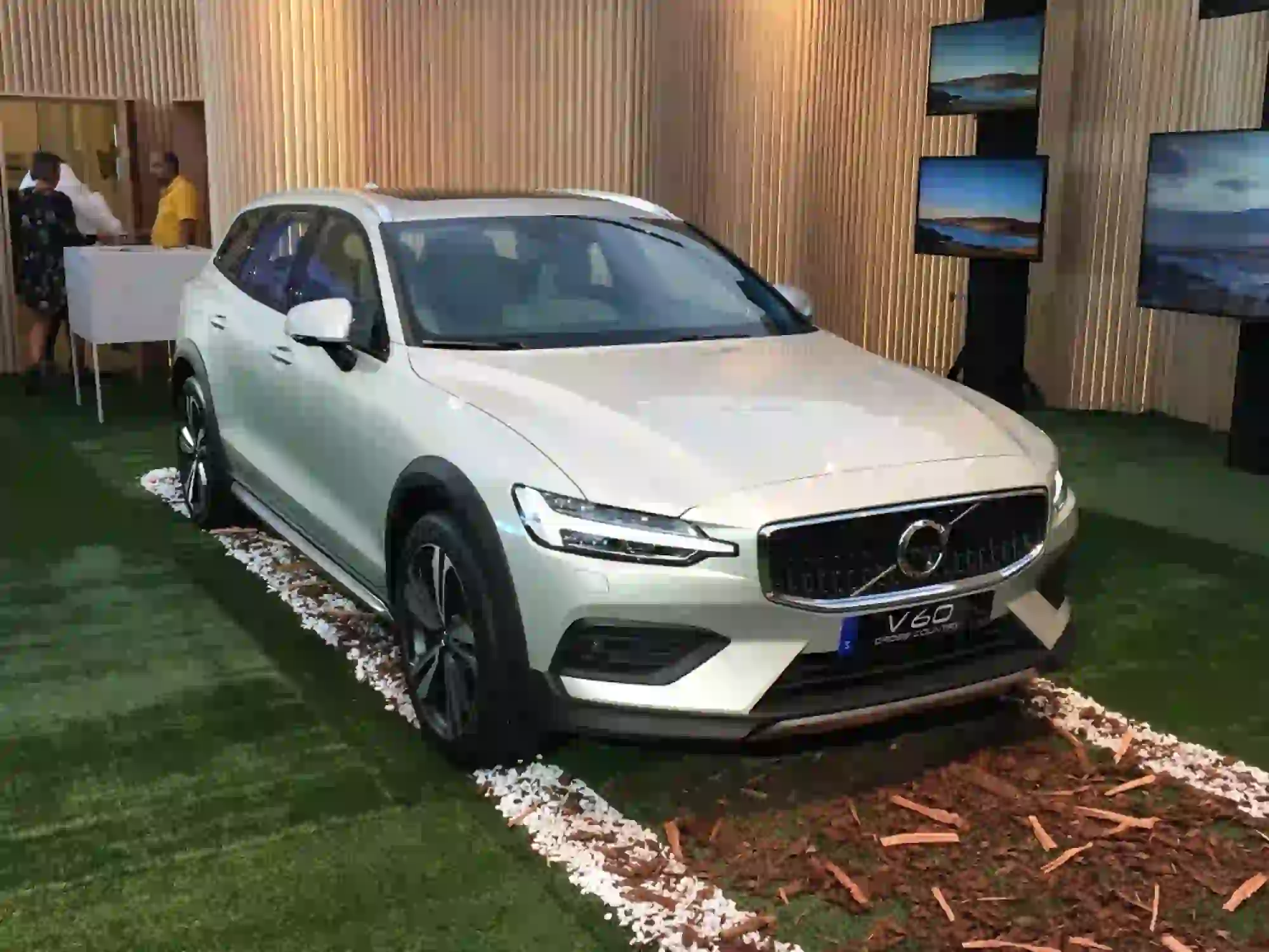 Volvo V60 Cross Country - Anteprima Milano - 1