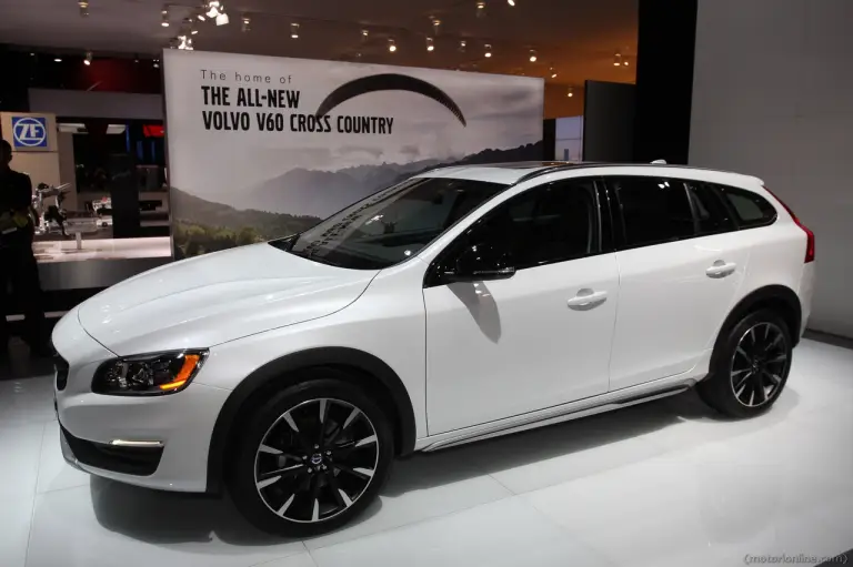 Volvo V60 Cross Country - Salone di Detroit 2015 - 3