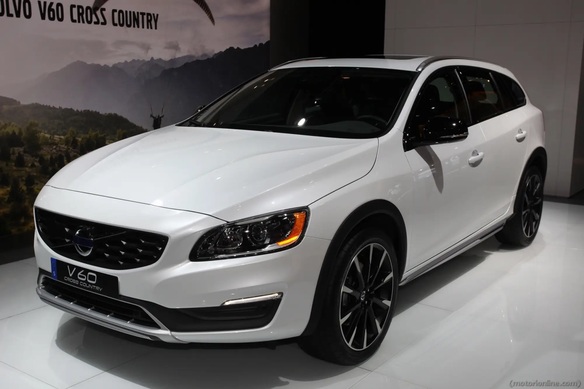 Volvo V60 Cross Country - Salone di Detroit 2015 - 4