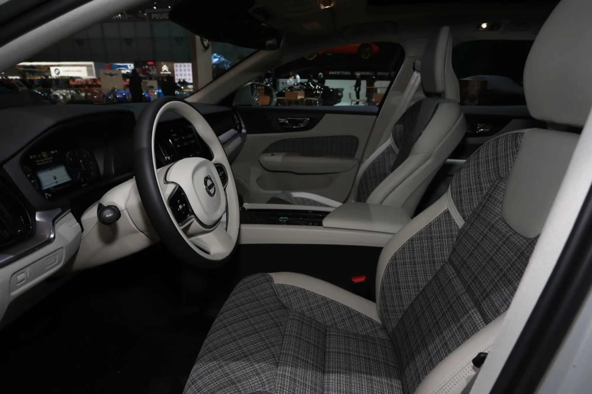 Volvo V60 - Salone di Ginevra 2018 - 12