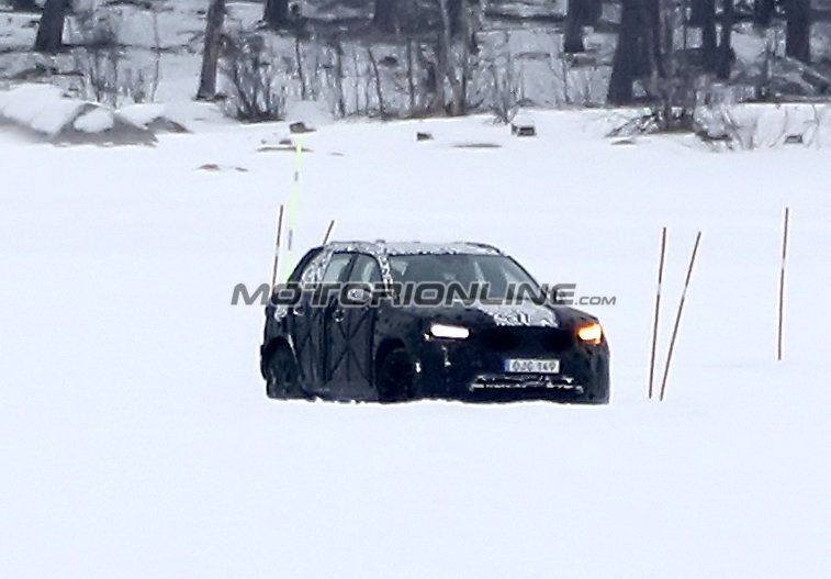 Volvo XC40 foto spia 6 febbraio 2017
