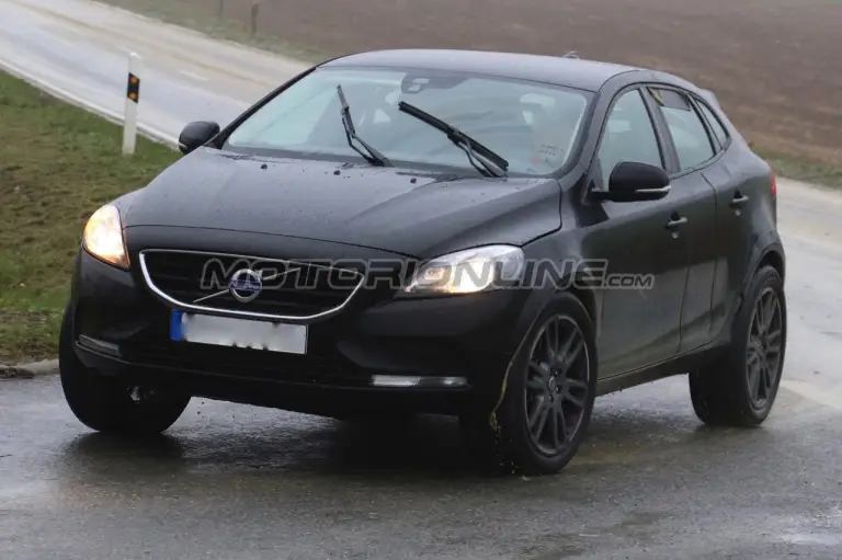 Volvo XC40 - Foto spia del muletto 10-04-2016 - 3