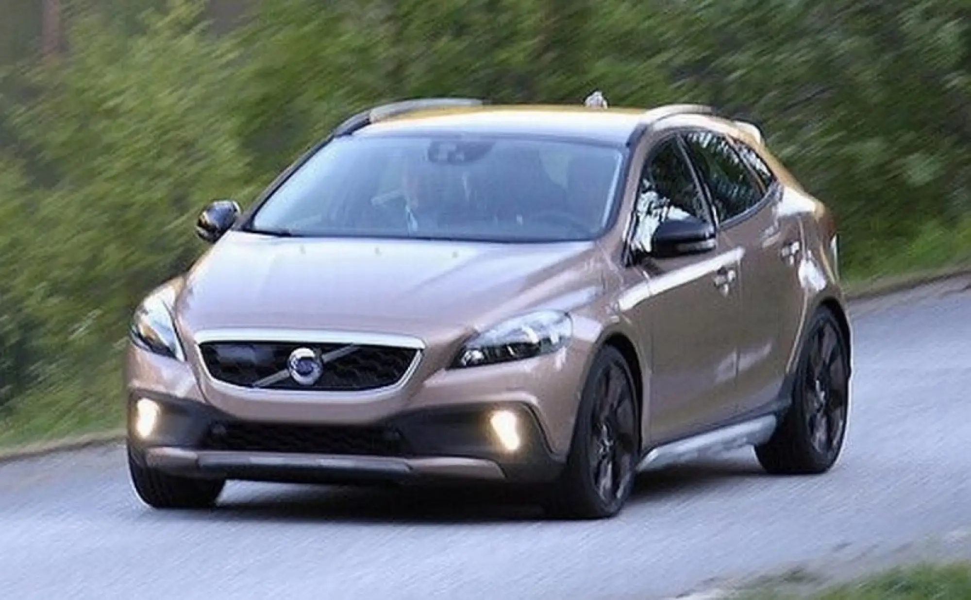Volvo XC40 immagini senza veli - 1
