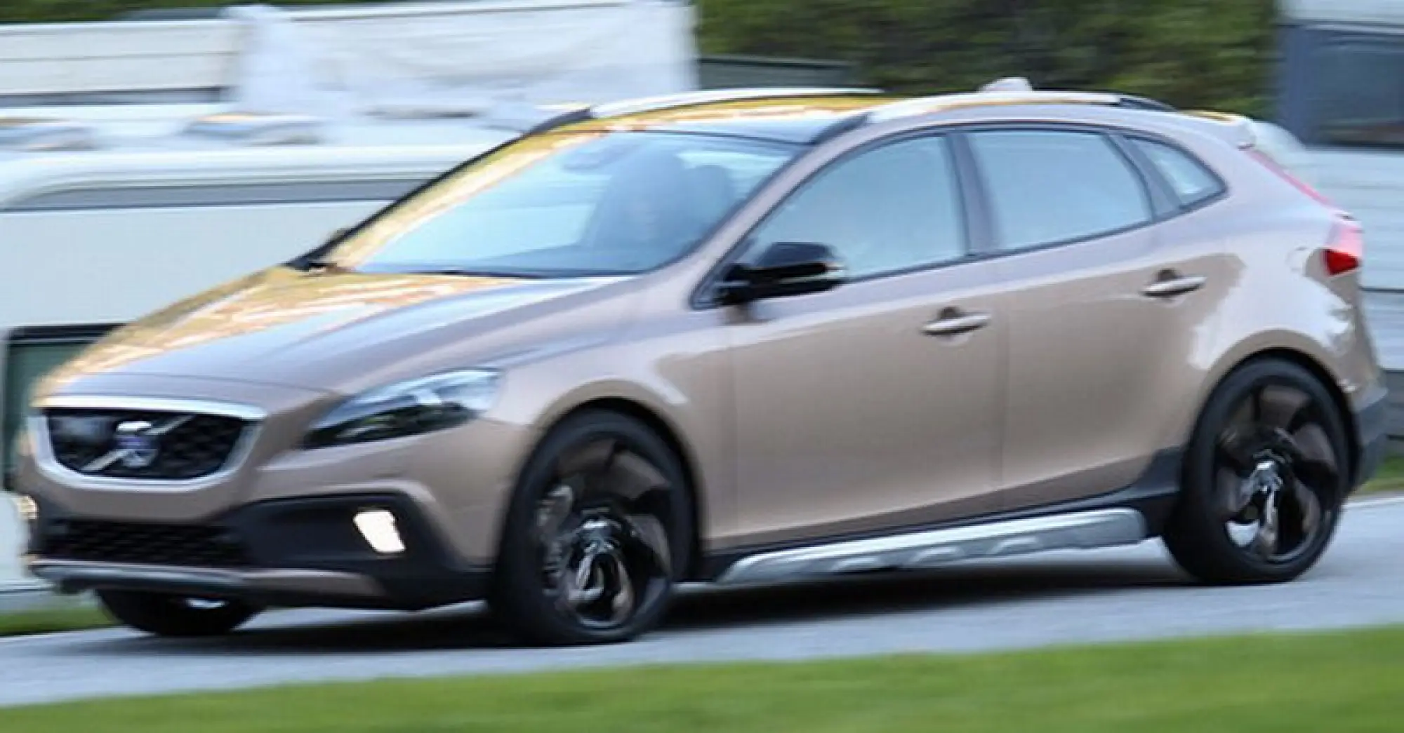 Volvo XC40 immagini senza veli - 2