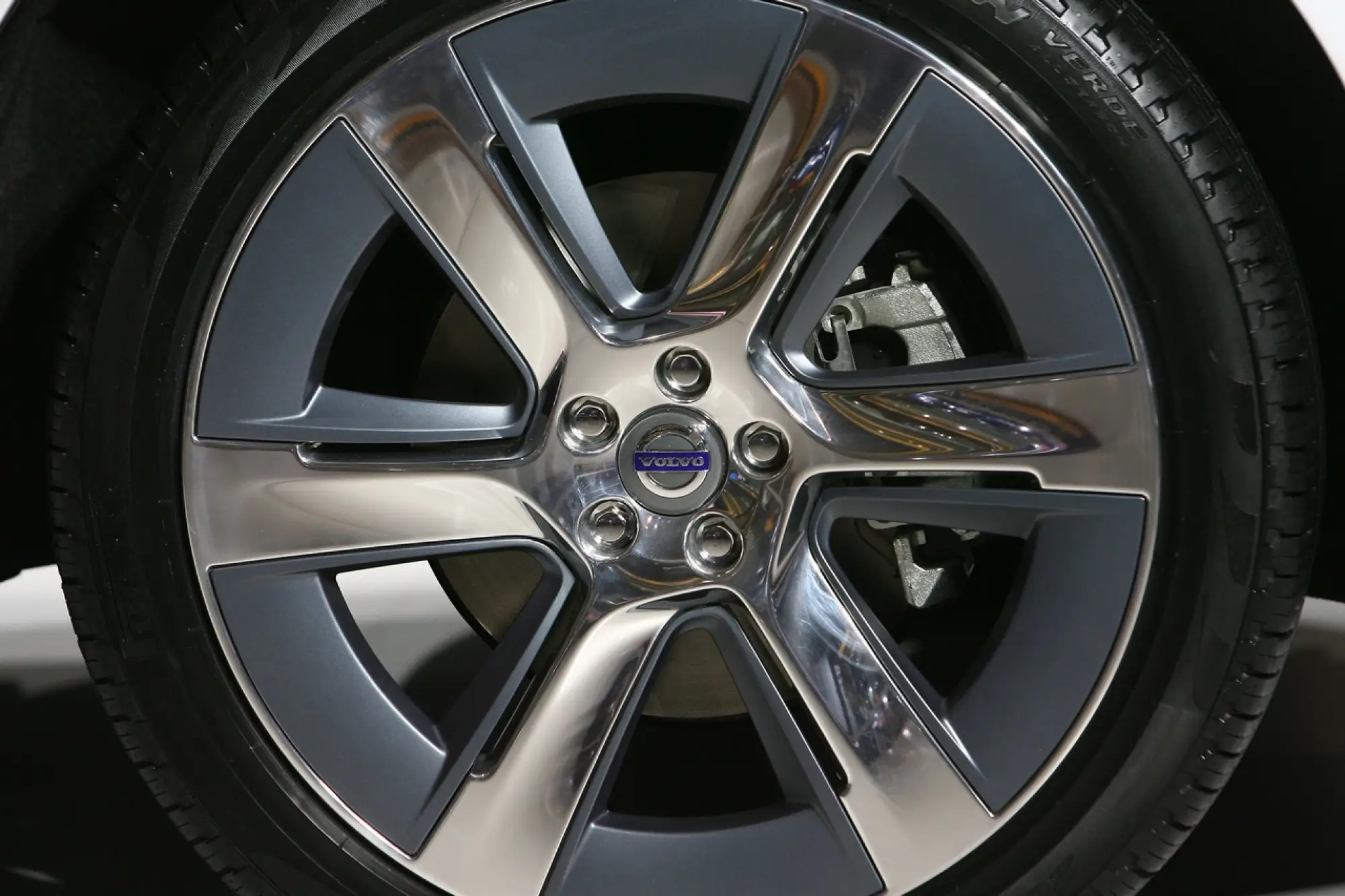 Volvo XC60 Plug In Hybrid Concept - Salone di Detroit 2011 - 7