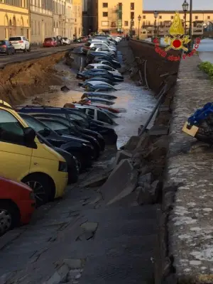 Voragine sul Lungarno Torrigiani di Firenze