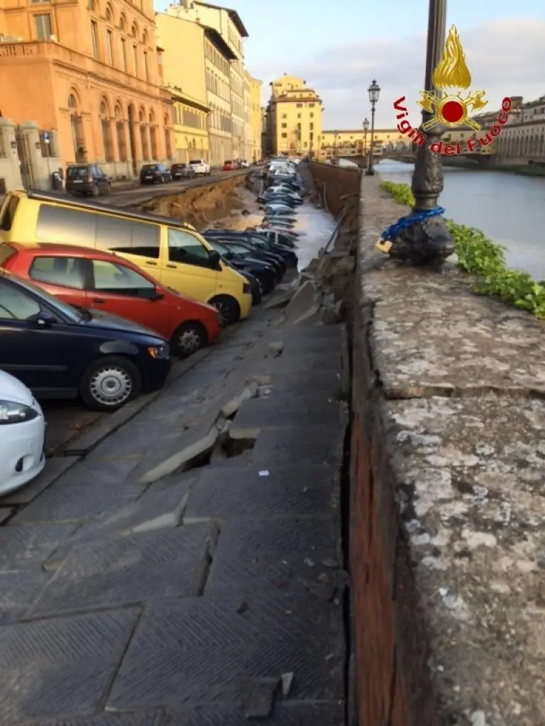 Voragine sul Lungarno Torrigiani di Firenze - 11
