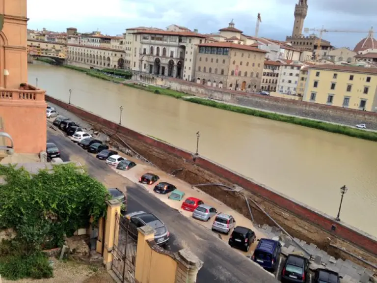 Voragine sul Lungarno Torrigiani di Firenze - 1