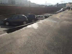 Voragine sul Lungarno Torrigiani di Firenze