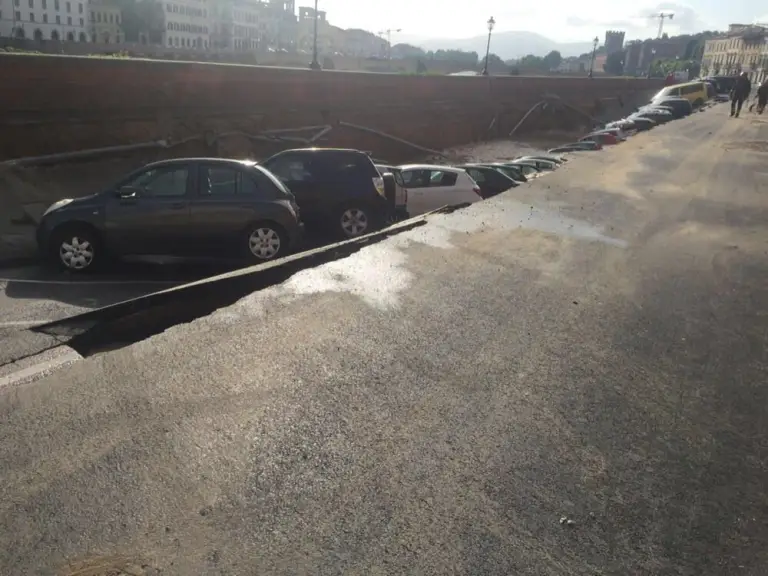 Voragine sul Lungarno Torrigiani di Firenze - 2