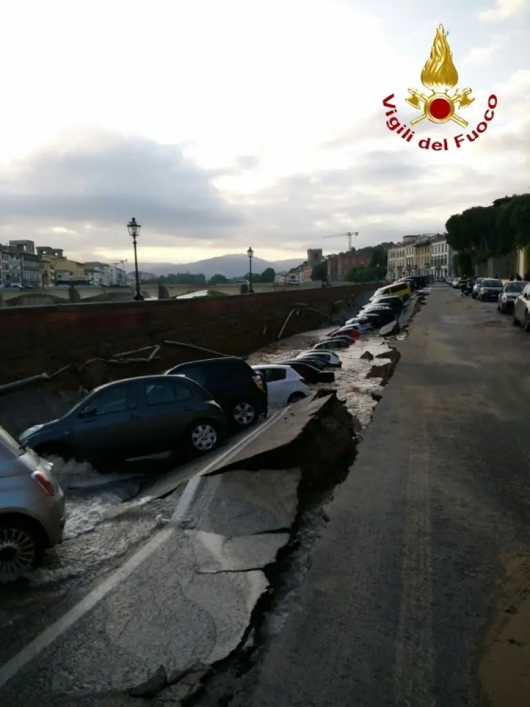 Voragine sul Lungarno Torrigiani di Firenze - 3