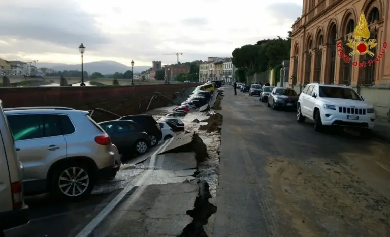 Voragine sul Lungarno Torrigiani di Firenze - 4