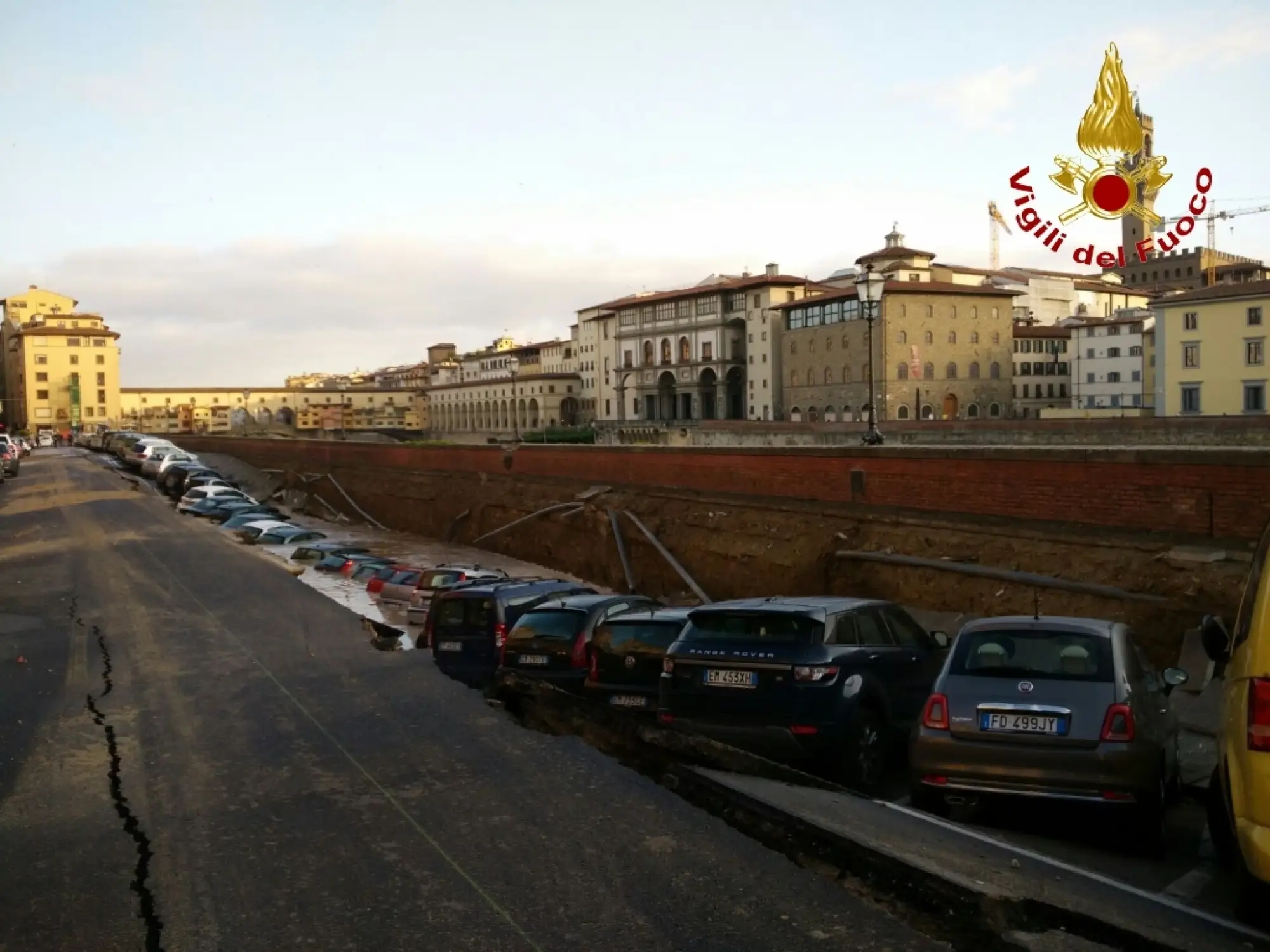 Voragine sul Lungarno Torrigiani di Firenze - 5