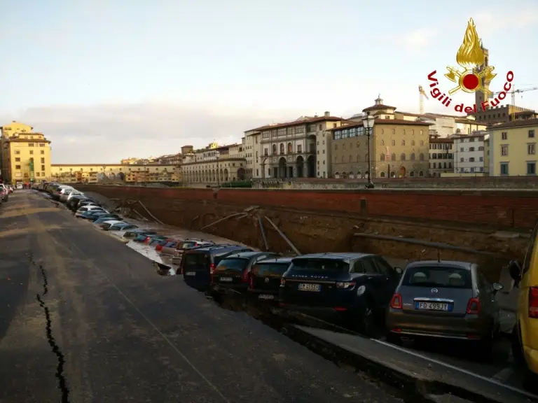 Voragine sul Lungarno Torrigiani di Firenze - 5