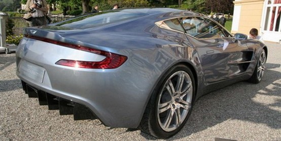 Aston Martin lascia cadere i veli dalla One-77 al Concorso d’Eleganza di Villa d’Este