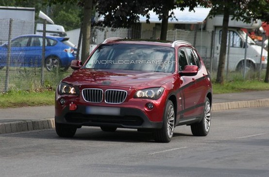 Un prototipo rosso di BMW X1 immortalato praticamente senza camuffamenti