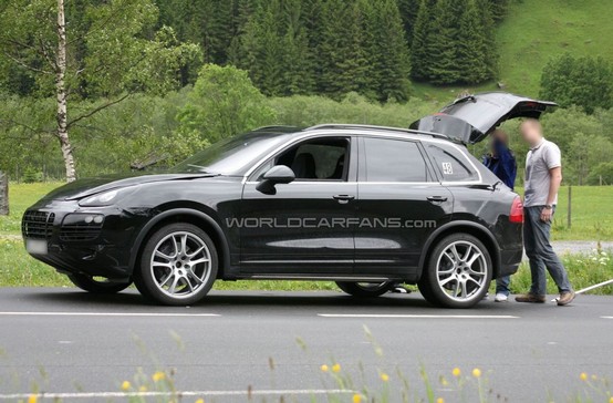 La Porsche Cayenne spiata in montagna