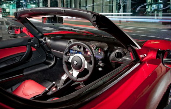 Qualcosa si muove: Tesla lancia una Roadster con la guida a destra