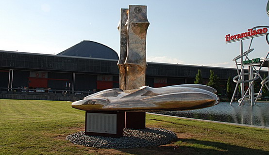 Centenario Alfa Romeo, inaugurata la statua celebrativa a Fiera Milano