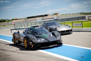 Ferrari 599XX nero opaco e grigio scuro, performance con Pagani Zonda R