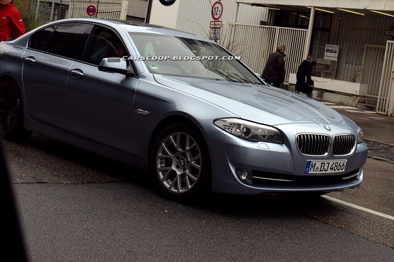 Bmw Serie-5 ibrida beccata durante a Monaco di Baviera