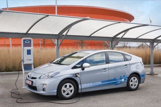 Toyota Prius, la tecnologia ibrida sarà di serie dal 2014