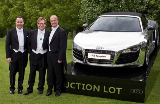 La Audi R8 Spyder cromata di Elton John raccoglie 988.000 $ per beneficenza