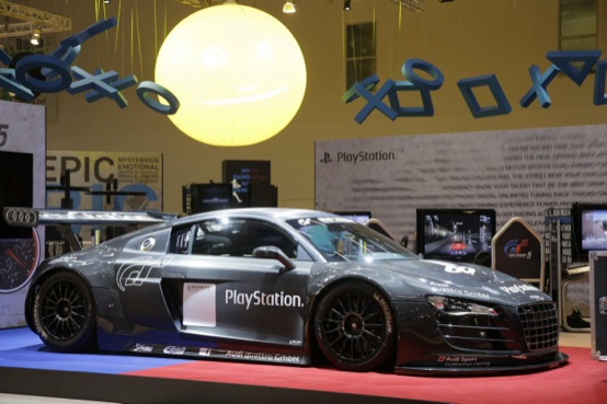 GT5 si può giocare anche su una vera Audi R8 LMS