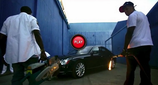 Video: Jay-Z e Kanye West si divertono a distruggere una Maybach 57