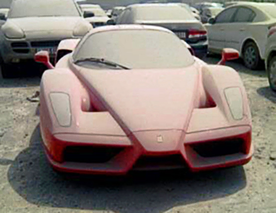 Una Ferrari Enzo abbandonata a Dubai