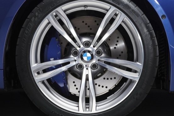Nuova BMW M5 V8, la casa sta testando nuovi freni in ceramica
