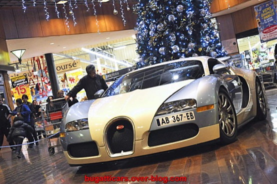 Bugatti Veyron, esposta in un centro commerciale