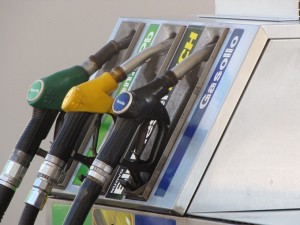 Aumento carburanti: +1 cent per la verde, +0.5 cent per il gasolio
