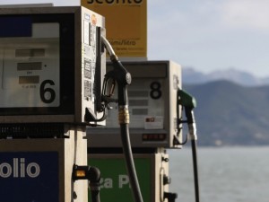 Prezzi benzina: superata la barriera degli 1,9 euro
