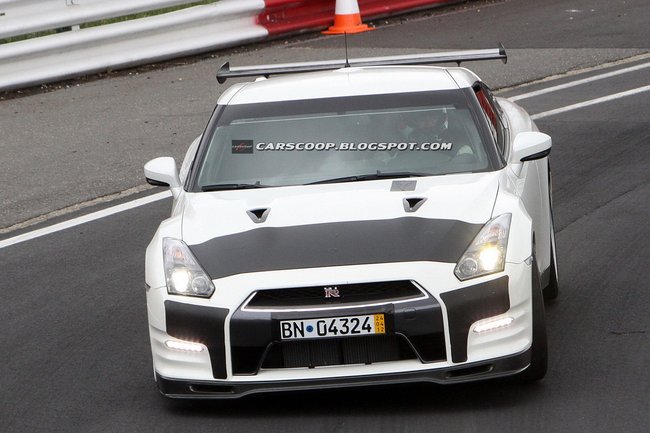 Nissan GT-R, foto spia della versione che correrà alle 24 Ore del Nürburgring