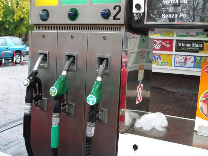 Benzina: governo ordina l’abbassamento dei prezzi, ma è scontro con cittadini e compagnie