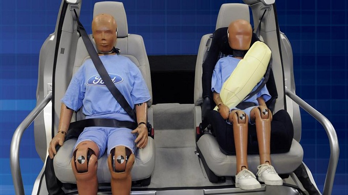 Ford Mondeo 2013, per lei airbag integrati nelle cinture di sicurezza posteriori