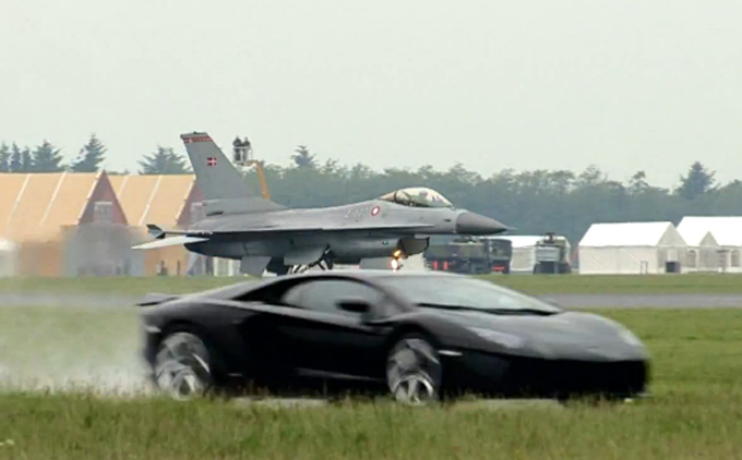 Lamborghini Aventador contro un aereo F16 Fighting Falcon