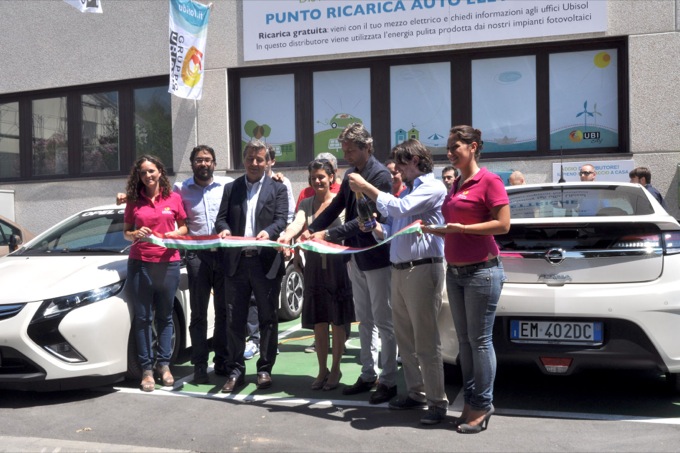 Auto elettriche, apre a Rimini la prima stazione di ricarica a energia solare