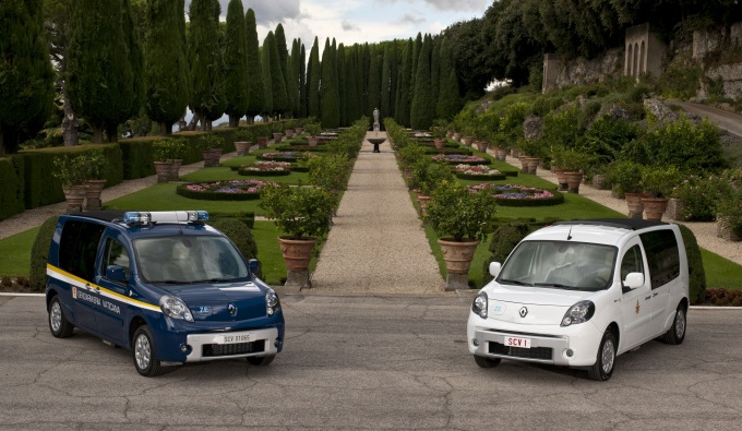 Renault Kangoo Maxi ZE, due auto elettriche per Papa Benedetto XVI