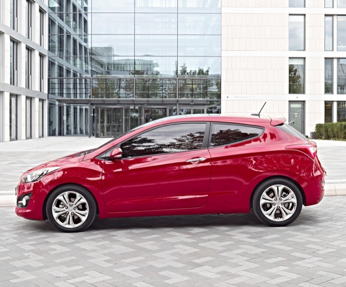 Hyundai i30 sotto i riflettori, tre porte a Parigi 2012 e Wagon nei concessionari