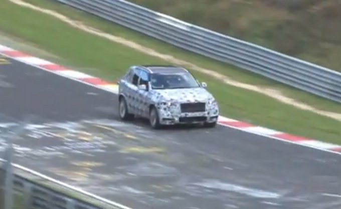 Nuova BMW X5 M, paparazzata per strada e in pista