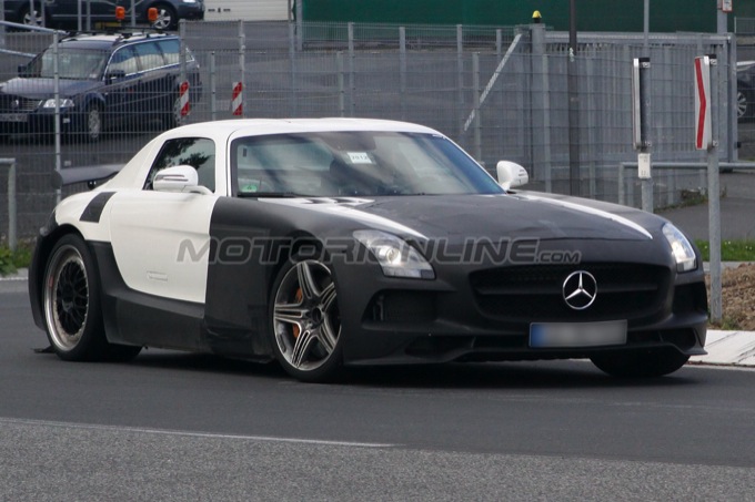 Mercedes SLS AMG Black Series beccata rombante sul Nürburgring