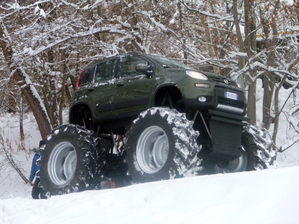 Panda 4×4 Monster, un big foot avvistato tra le nevi