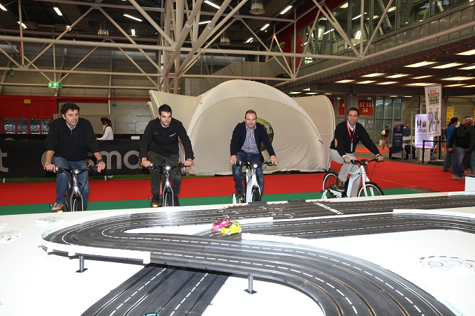 Smart e Unipol regalano divertimento al Motor Show con eball e ebike spinning