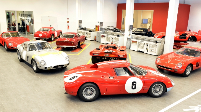 Cinque Ferrari GTO nell’officina di Ferrari Classiche a Maranello