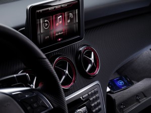 Mercedes: presentato l’infotainment con supporto a Siri al CES 2013