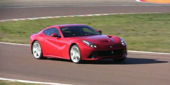 Ferrari F12 Berlinetta a tutto gas sul circuito di Fiorano