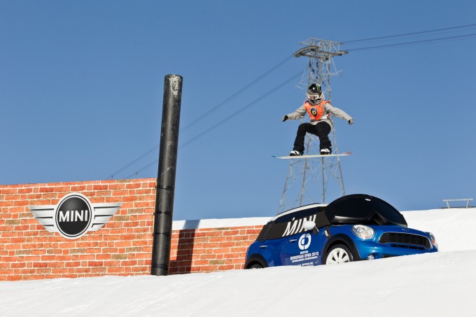 MINI Countryman e snowboard, fuori pista al Burton European Open di Laax