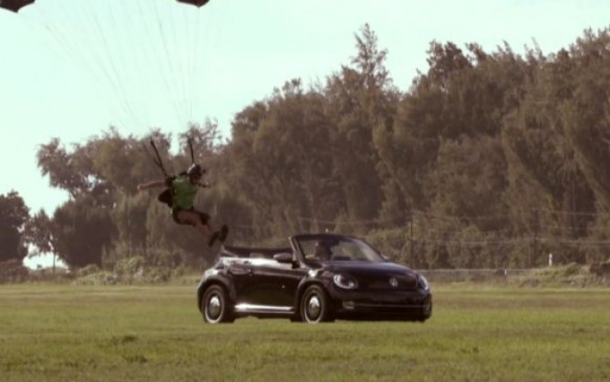 Volkswagen Maggiolino Cabriolet centrato al volo col paracadute